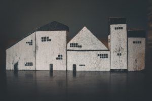 Sylwetki budynków mieszkalnych wycięte z kartonu